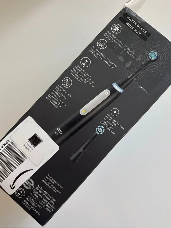 Oral-B iO Series 3 Limited Rechargeable Electric Toothbrush 2 Brush Heads Black - Picture 4 of 7